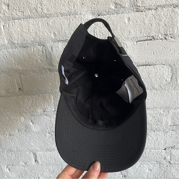 Balenciaga Cap in Black and White - Picture 6 of 10
